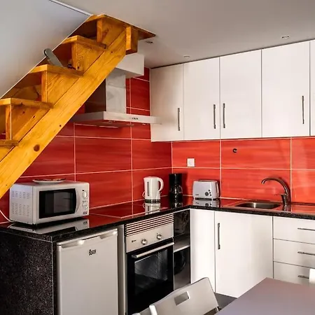 Charming With Ac And Loft On Ground Floor