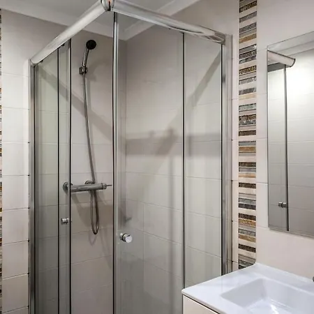 Charming With Ac And Loft On Ground Floor Apartment Lisbon