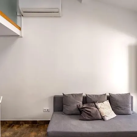 Charming With Ac And Loft On Ground Floor Apartment