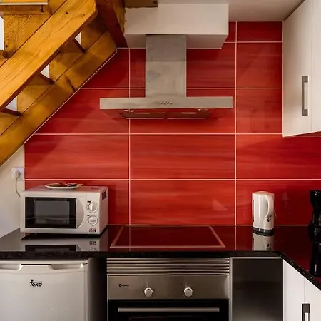 Charming With Ac And Loft On Ground Floor